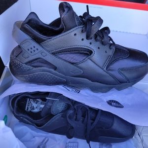 Black huarache size 9w 7.5m